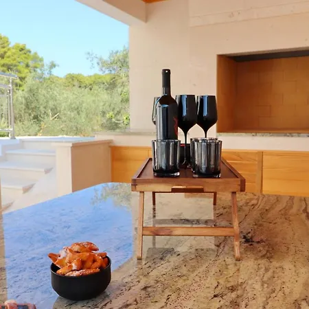 Bay * Вела-Лука