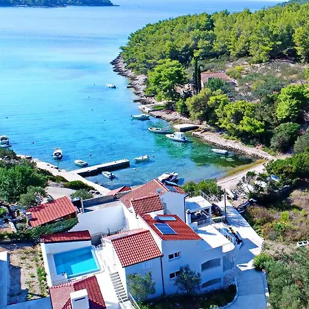Bay * Vela Luka