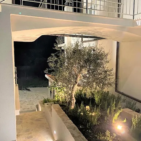 Bay * Вела-Лука