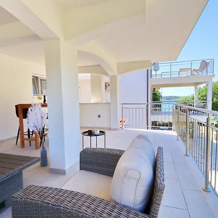 Bay * Вела-Лука